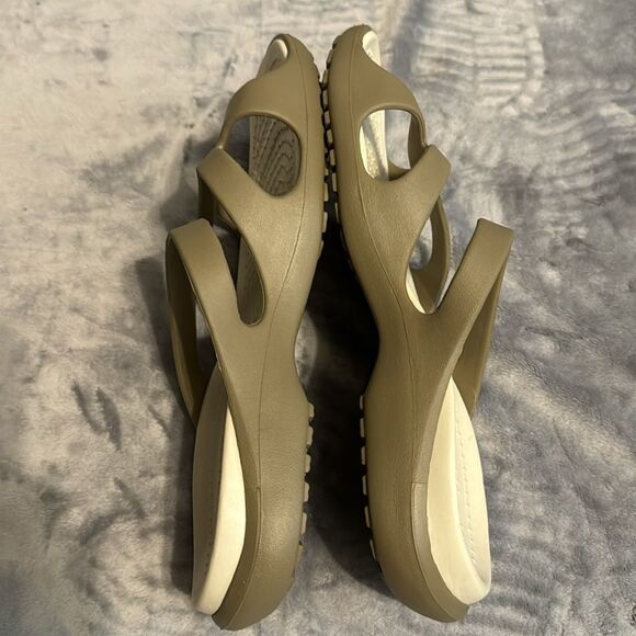 Women’s Crocs Sandals.      NWOT - Picture 6 of 9